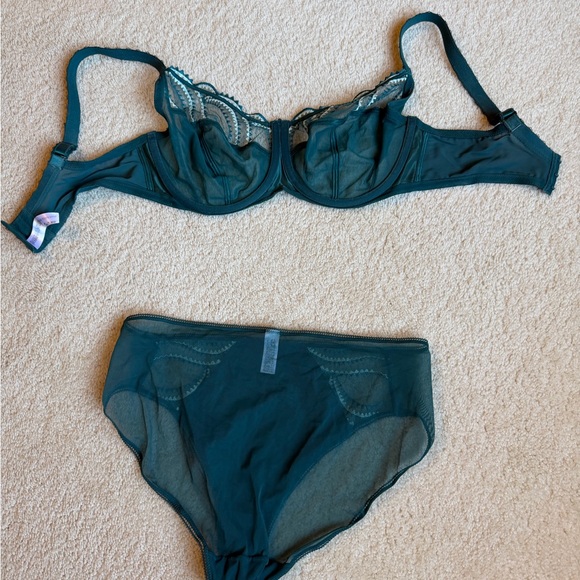 Wacoal Teal Lingerie Set with Embroidered Details - Picture 2 of 2